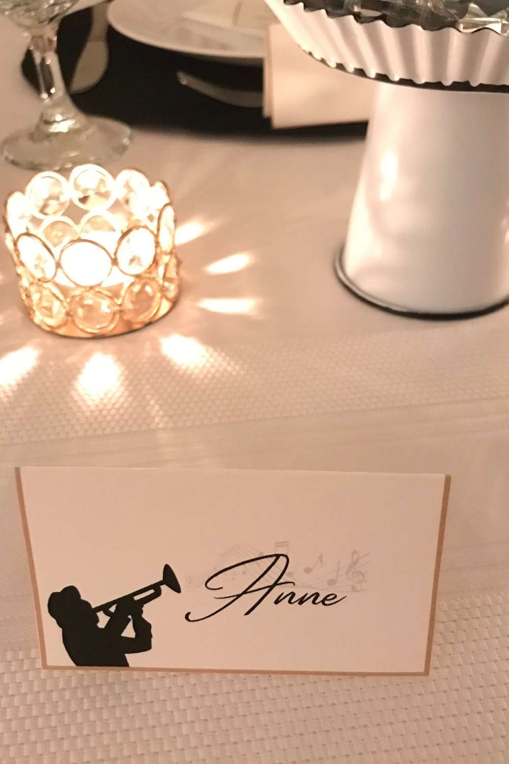 Jazz party place card: a trumpet player, musical notes