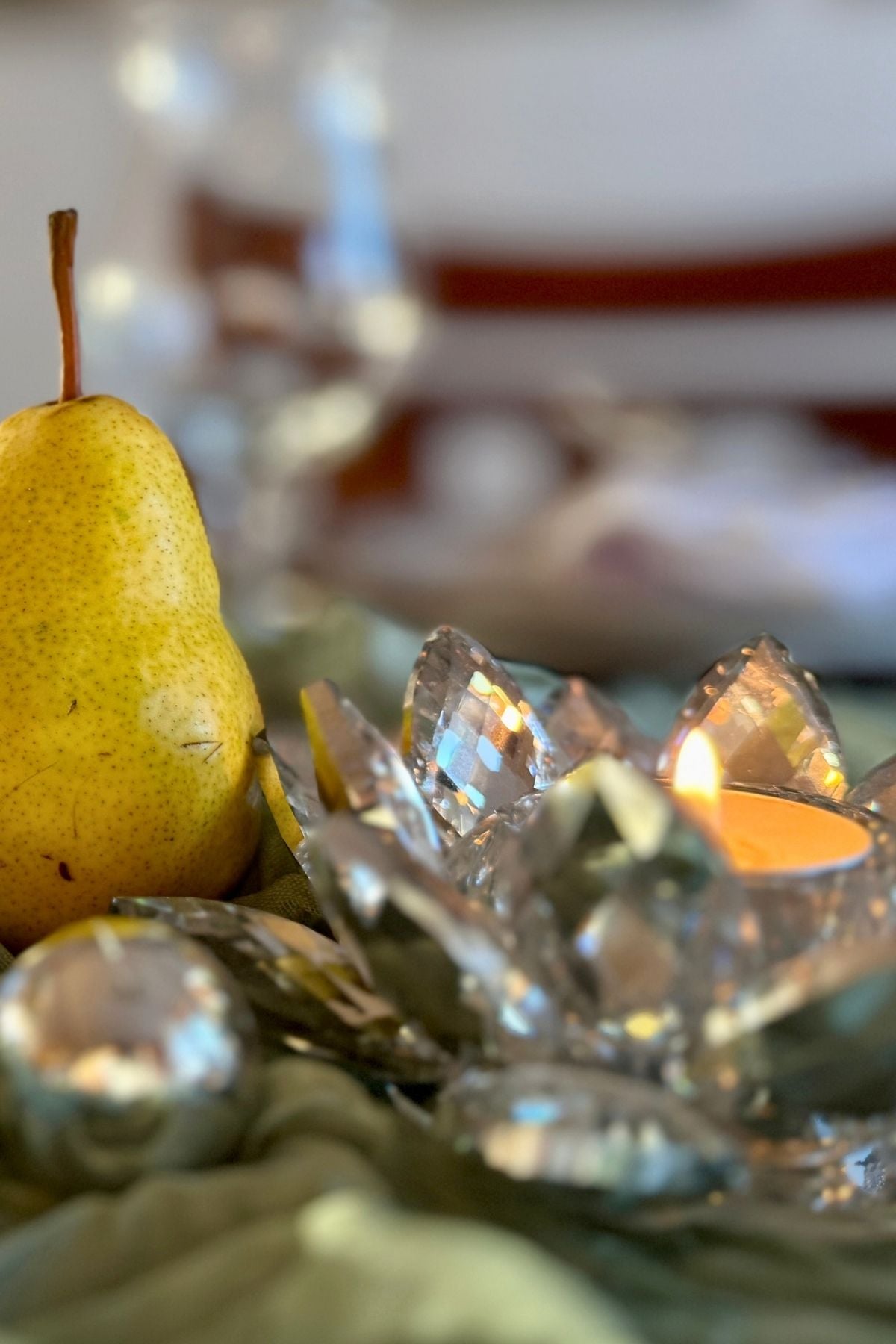 classic christmas table Classic Christmas table decor with silver and green