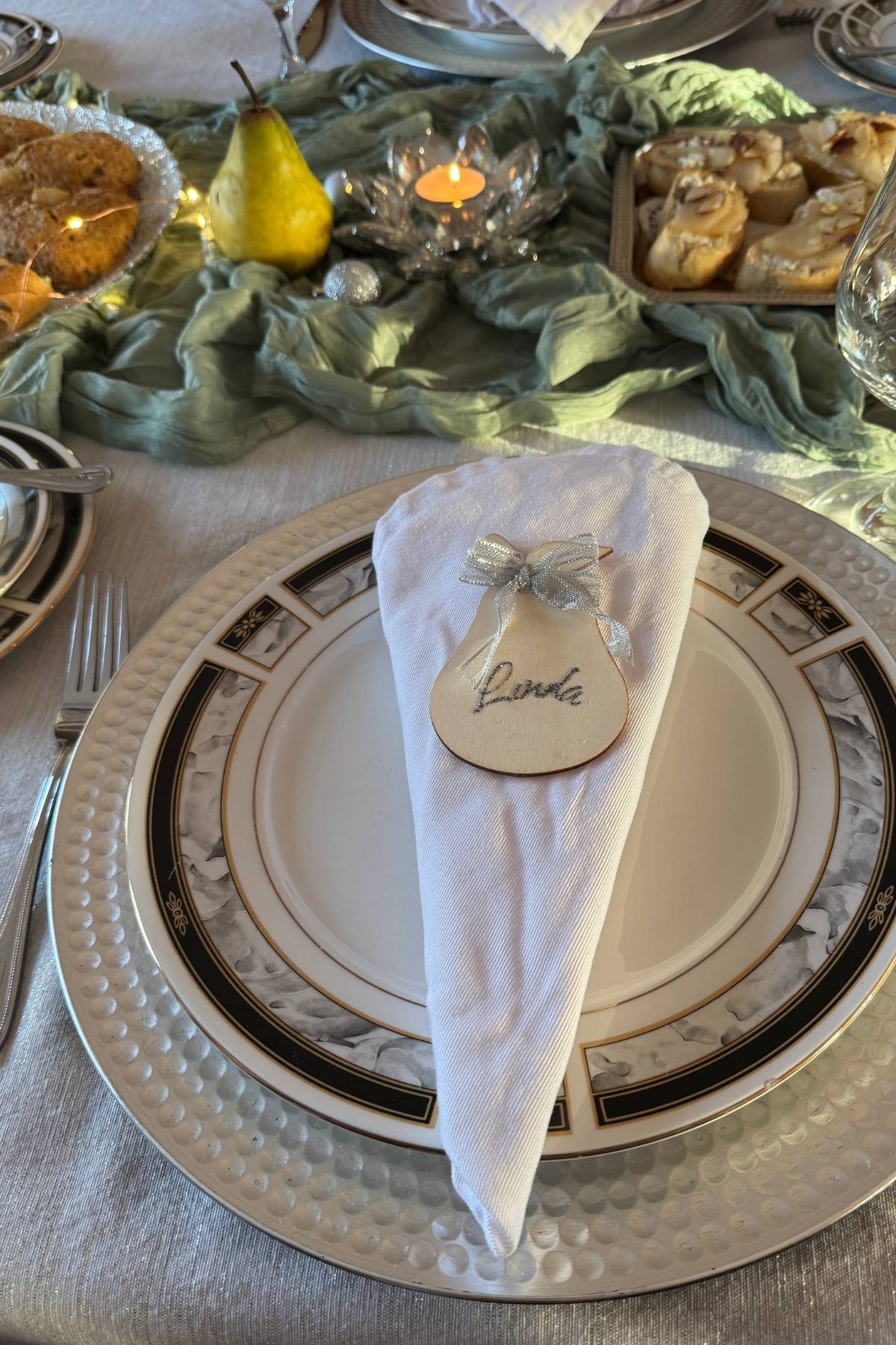 pear shaped place cards for Christmas party Pear-Shaped place card with a silver ribbon