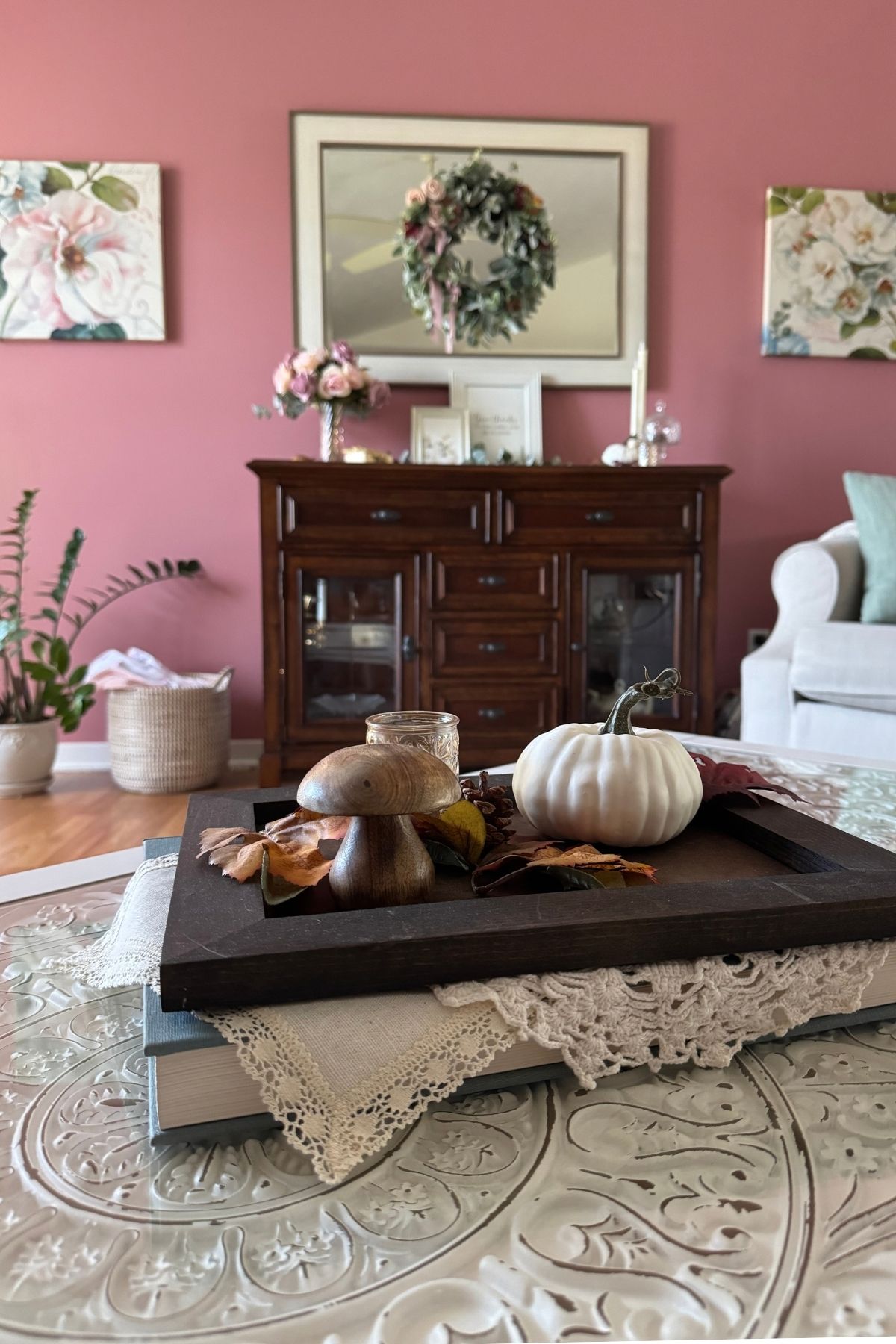 autumn living room decor ideas (1) Autumn living room decorated with cream pumpkins, wood mushrooms, and faded roses.
